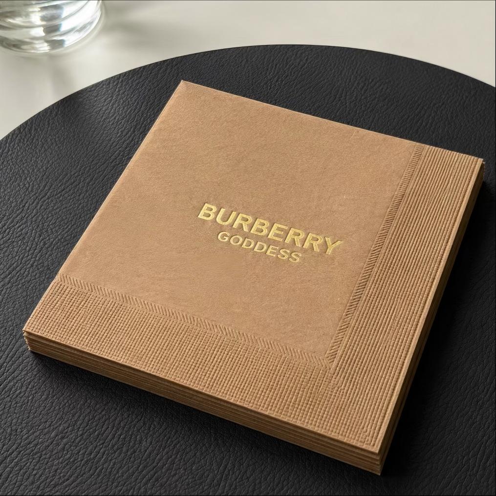 Șervețele din hârtie maro ștanțate cu folie de aur de lux | 25x25 cm | „Zeița Burberry” personalizată